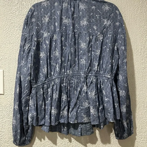 American Eagle Blue Floral Flowy Peasant Top - Picture 3 of 4